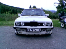 bmw-320i-e30-84-krokanis-1